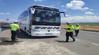 Ağrıda trafik polisleri bayram öncesi emniyet kemeri denetimi yaptı