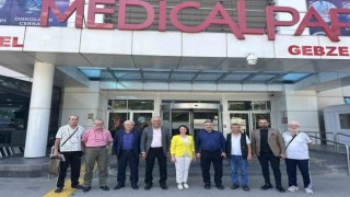 AK Partili belediye başkanları Elması hastanede ziyaret etti