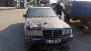 Akaryakıt istasyonu önünde alev alan otomobil paniğe sebep oldu