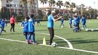 Akdeniz Belediyesi yaz spor okullarında geleceğin sporcularını yetiştiriyor