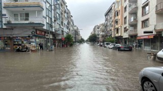 Akhisarda hastaneyi sel suları bastı, hastalar tahliye edildi