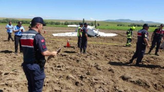 Aksarayda eğitim uçağı düştü, pilotlar sağ kurtuldu