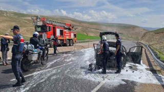 Alev alan araç küle döndü