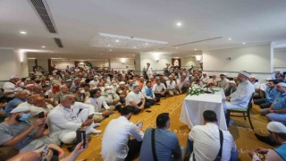 Erbaş çeşitli ülkelerden gelen Türk hacı adaylarıyla Mekke'de buluştu