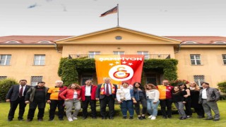 Almanya Büyükelçiliğine Galatasaray bayrağı asıldı