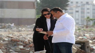 Almanyadan geldiler, baba ocağının enkazında hatıra aradılar