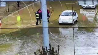 Amasyada göle dönen yolda kalan 2 araçtaki 6 kişinin yardımına itfaiyeciler yetişti