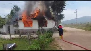 Amasyada yalnız yaşayan kadının evi alev alev yandı