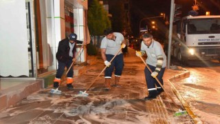 Ana cadde kaldırımları köpüklü yıkama ile bayrama hazırlanıyor