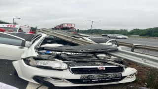 Anadolu Otoyolunda otomobil bariyerlere ok gibi saplandı: 3 yaralı