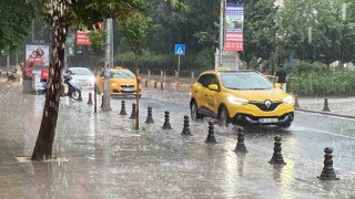 Aniden bastıran yağmur 10 dakikada yolları göle çevirdi