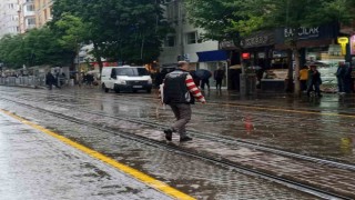 Aniden bastıran yağmurdan nasıl kaçacaklarını bilemediler