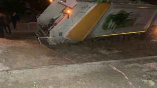 Ankarada çamura saplanan çöp kamyonu işçilerin üzerine devrildi