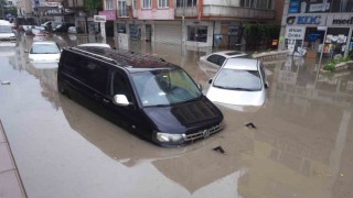 Ankaradaki kuvvetli yağışta araçlar suya gömüldü