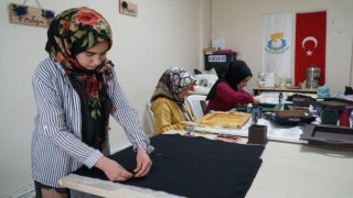 Anneleri kursta, çocukları kreşte öğreniyor
