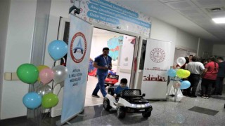 Antalyada 400 yataklı hastanede çocuklar ameliyata sedye ile değil akülü arabayla gidecek