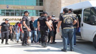 Antalyada 62 aranan şahıs yakalandı