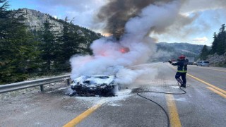 Antalyada hareket halindeki otomobil alev alev yandı