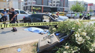 Antalyada kontrolden çıkan otomobil karşı şeritteki otomobille çarpıştı: 2 ölü, 3 yaralı