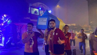 Antalyada sarı-kırmızılı taraftarlar Fenerbahçenin temsili tabutunu kaldırdı