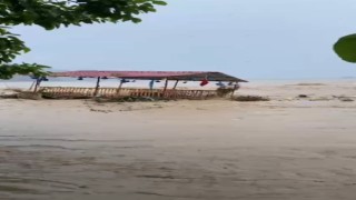 Antalyada şiddetli yağmur hayatı felç etti, otomobil sel sularıyla sürüklendi