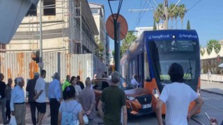 Antalyada tramvay ile cip çarpıştı, seferler aksadı