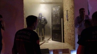 Antalyada yangın paniği: Mahsur kalan genç kapının kilidi kırılarak kurtarıldı