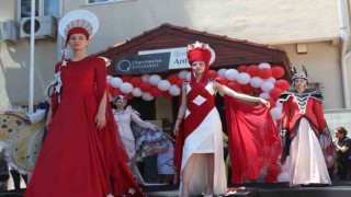 Antalyada Yer Gök Kırmızı Beyaz Bayrak Giysisi Özel Tasarımlar” defilesi