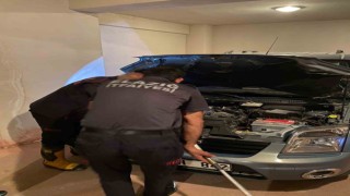 Aracın motoruna giren yılan, ekipler tarafından çıkartıldı