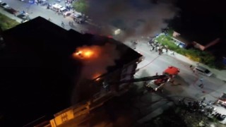 Arnavutköyde alev alev yanan çatı katı havadan görüntülendi