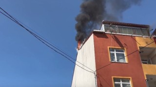 Arnavutköyde yangında ilginç anlar: Genç kızı kurtardı, sigara yakıp itfaiyeyi bekledi