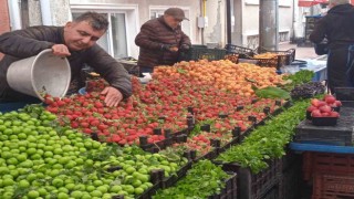 Aşırı yağışlar tezgahlardaki meyve ve sebzeyi etkiliyor