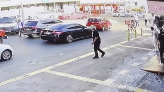Ataşehirde cadde ortasında silahlı saldırı kamerada