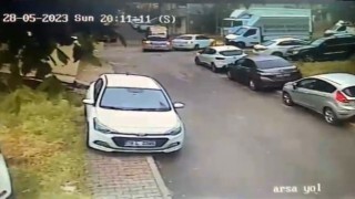 Ataşehirde savrulan otomobillerin altında kalmaktan kıl payı kurtuldu