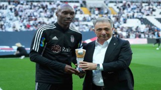 Atiba Hutchinson taraftarı ile vedalaştı