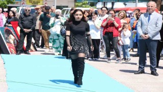 Atık malzemelerden kıyafet defilesi