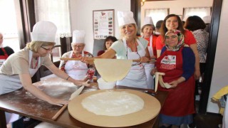 Avrupalı akademisyenler hamur açıp mantı yaptı