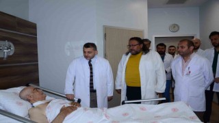 Ayakları ağrıdığı için hastaneye gitti, uyluk kemiğinden 8,9 kilo tümör çıktı