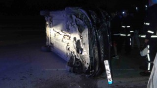 Aydınlatma direğine çarpan otomobildeki 2 kişi yaralandı