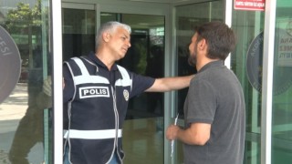 AYTye 7 dakika geç kaldı, kapıyı açtırsa da içeri girmeyi başaramadı