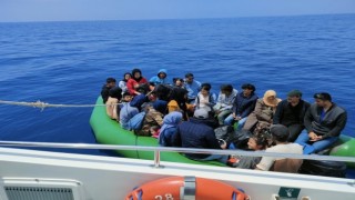 Ayvacık açıklarında sürüklenen 31 kaçak göçmeni Sahil Güvenlik kurtardı