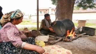 Babasından öğrendiği kalaycılık mesleğini köy köy gezerek yaşatıyor
