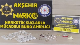 Bahçe arasında uyuşturucu kullanırken polise yakalandılar