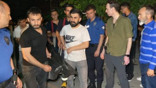 Bahçe hortumu almak için çıktığı tavan arasında, kayıp oğlunu hortuma asılı halde buldu