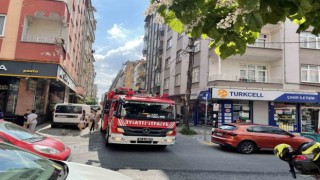 Bahçelievlerde 4 katlı binanın çatısında çıkan yangın paniğe neden oldu