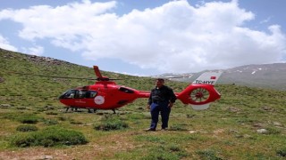 Bahçesaray kırsalında ayağı kırılan çoban ambulans helikopterle hastaneye kaldırıldı