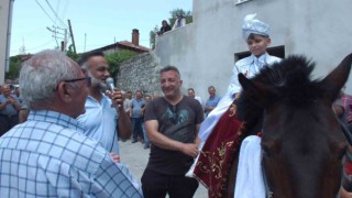 Balıkesirli gençler 70 yıllık ipek bayrakla törenlere katılıyor