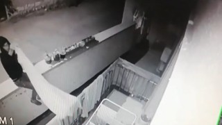 Balkondaki çamaşırı çalan şahıslar güvenlik kamerasına yakalandı