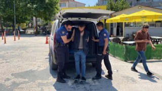 Baltalı hırsız ayakkabı çalarken yakalandı