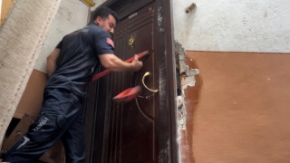 Balyoz kırıldı, çelik kapı kırılmadı, ev sahibinin kilitlediği kiracıyı itfaiye çıkardı